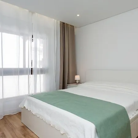 Bright & Charming 1bdr W/ Pool By Lovelystay