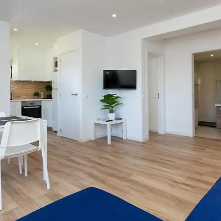 Bright & Charming 1bdr W/ Pool By Lovelystay 빌라모라